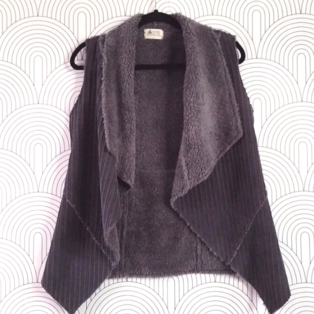 $5 Deal Traveling chic boutique  corduroy vest